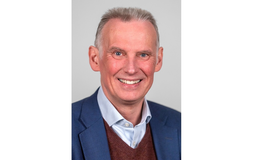 Dr Alisdair Wood FRAeS takes over as RAes President