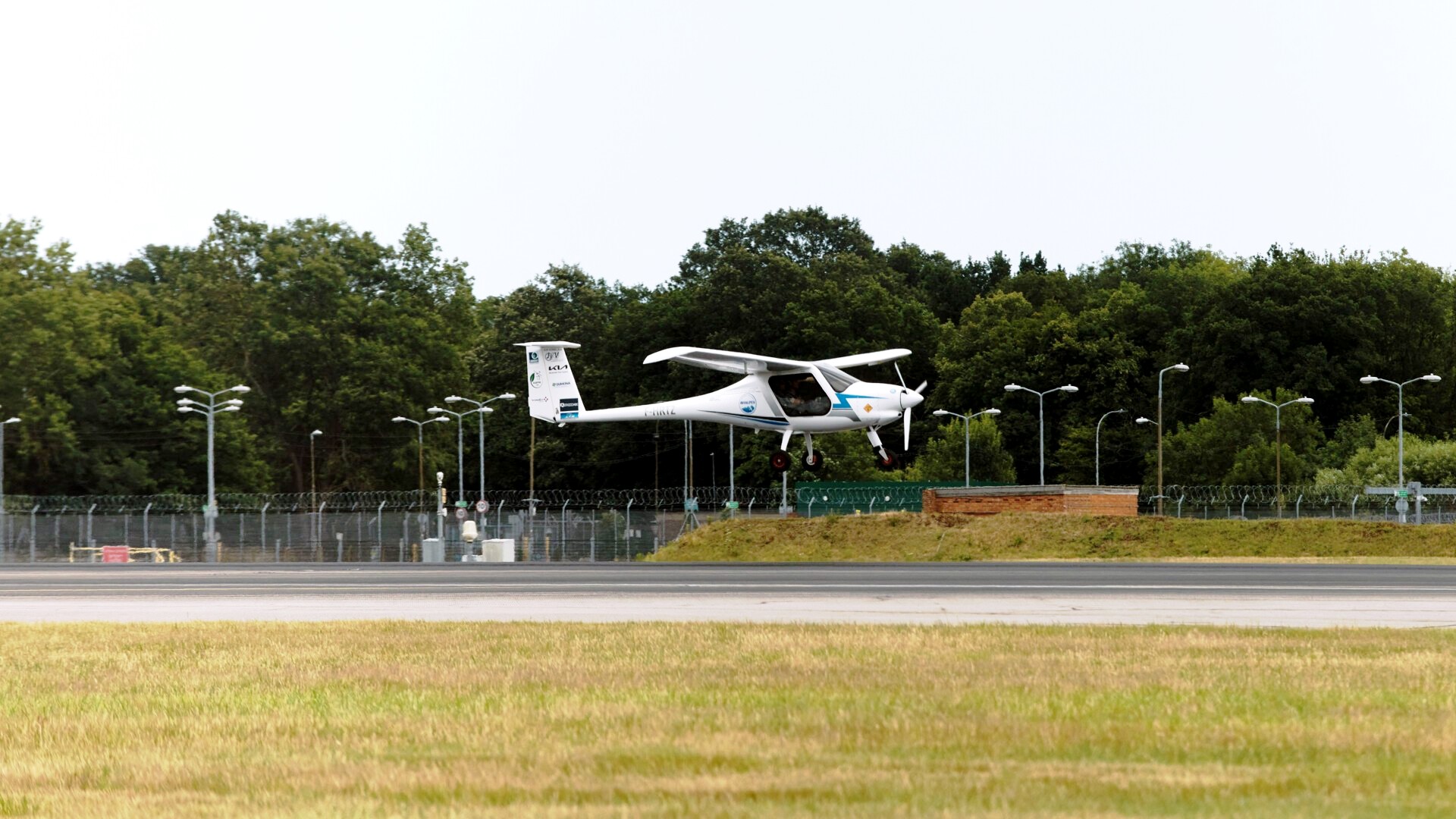 First electric flight lands at Gatwick