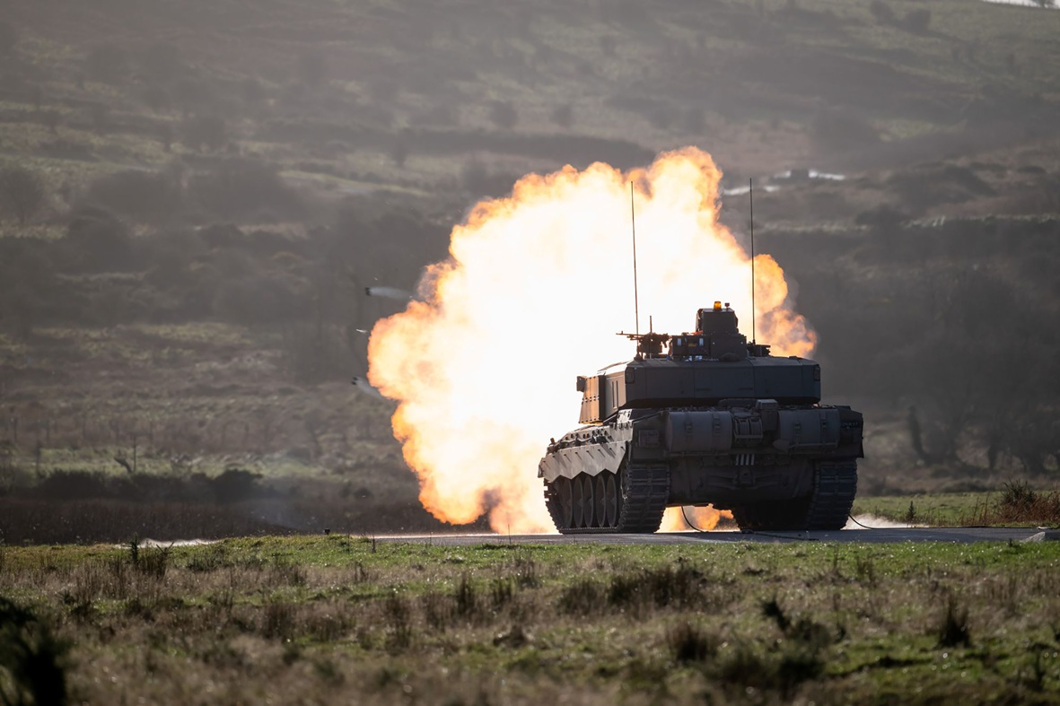 Challenger 3 conducts first-ever crewed live firing trials