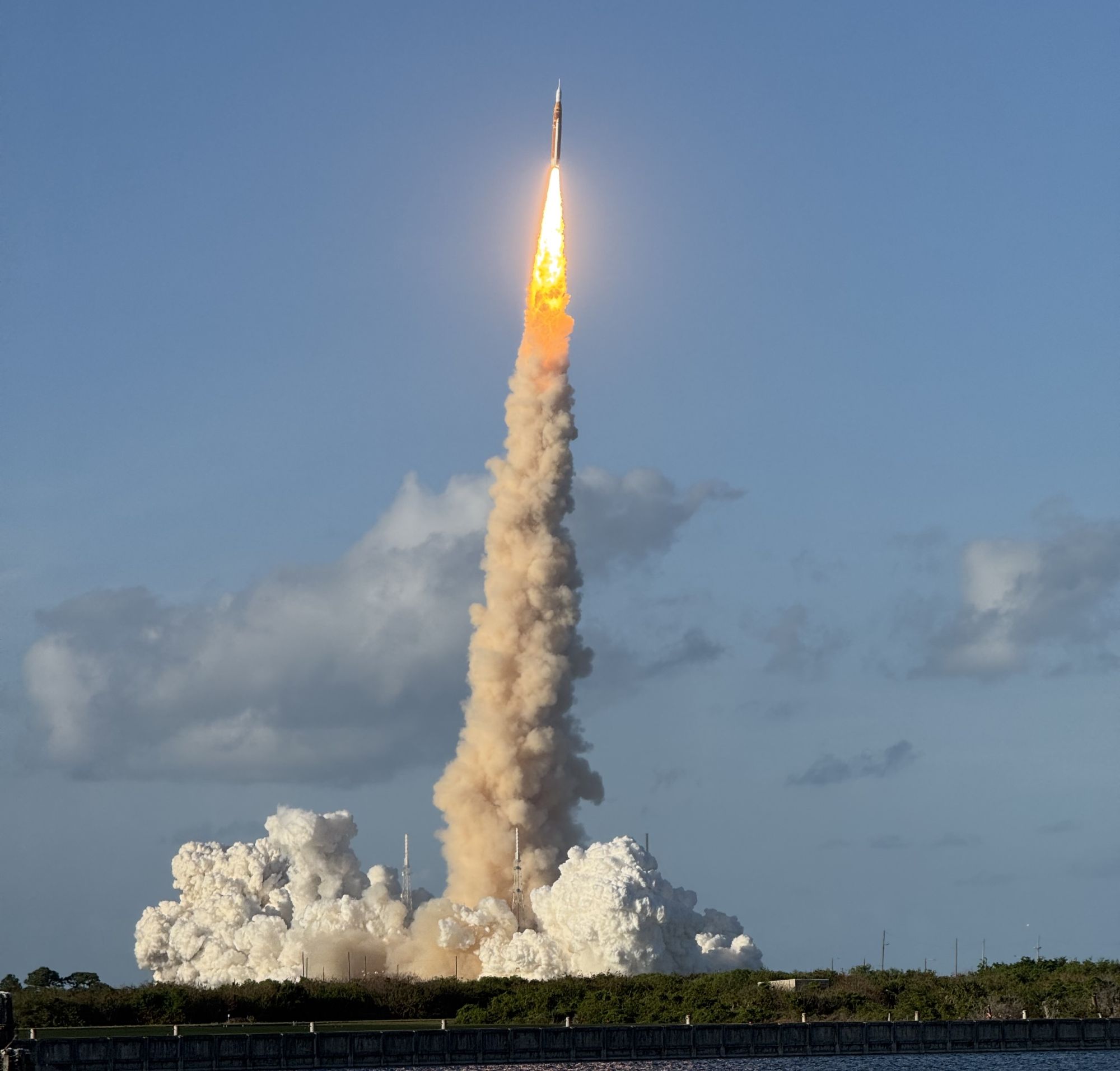 Artemis II lifts off: destination Moon with the Orion spacecraft!