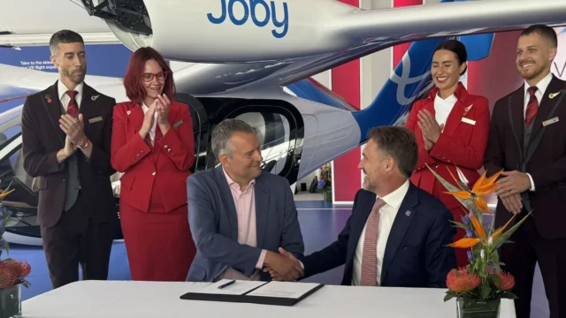 Joby-and-Virgin-Atlantic-CEOs-sign