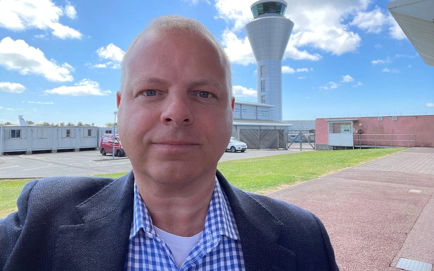 Jonathan Hinkles, a highly experienced airline executive with over 30 years in the industry, who has stepped down from Skybus