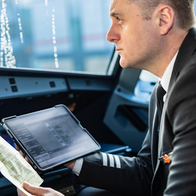 An easyJet pilot using i6