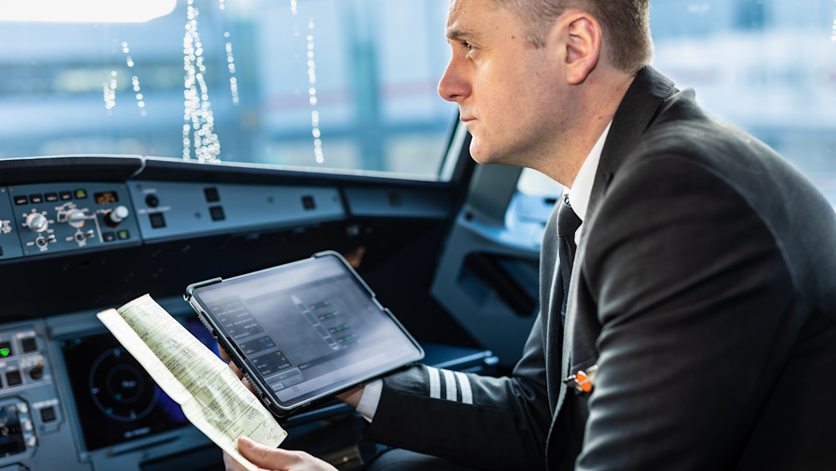 An easyJet pilot using i6