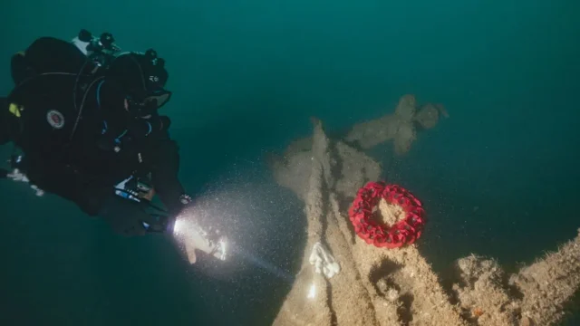 laying-wreath-on-tiller-of-HMS-Tiger