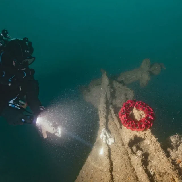laying-wreath-on-tiller-of-HMS-Tiger