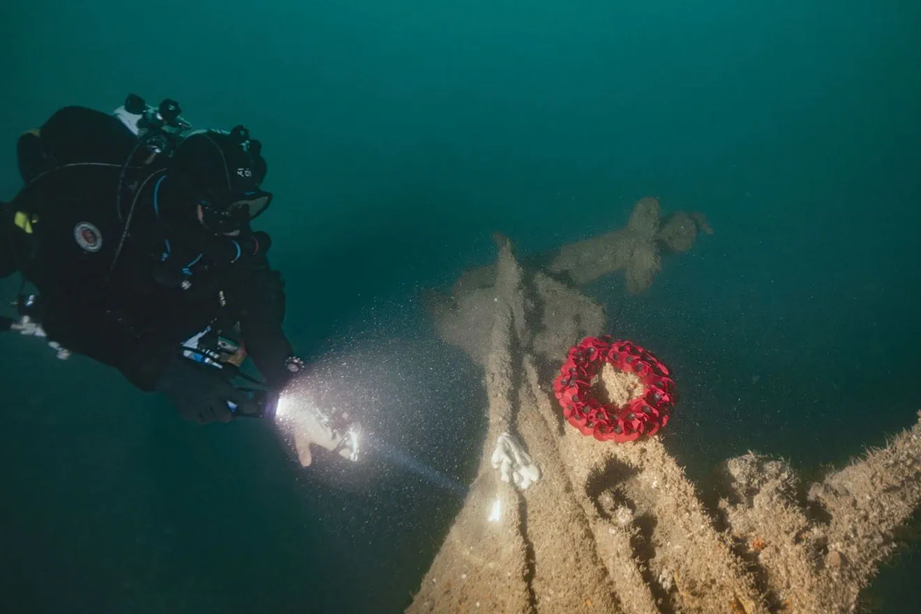 laying-wreath-on-tiller-of-HMS-Tiger