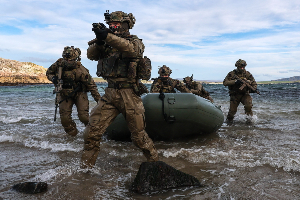 British Commandos from 148 Battery conduct an amphibious beach landing on Cape Wrath during SW26. Image: MOD Crown Copyright/LPhot Hutchins