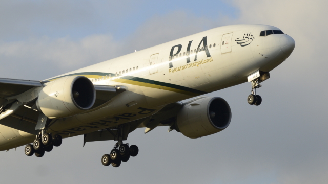 Pakistan International Airlines Boeing 777 landing