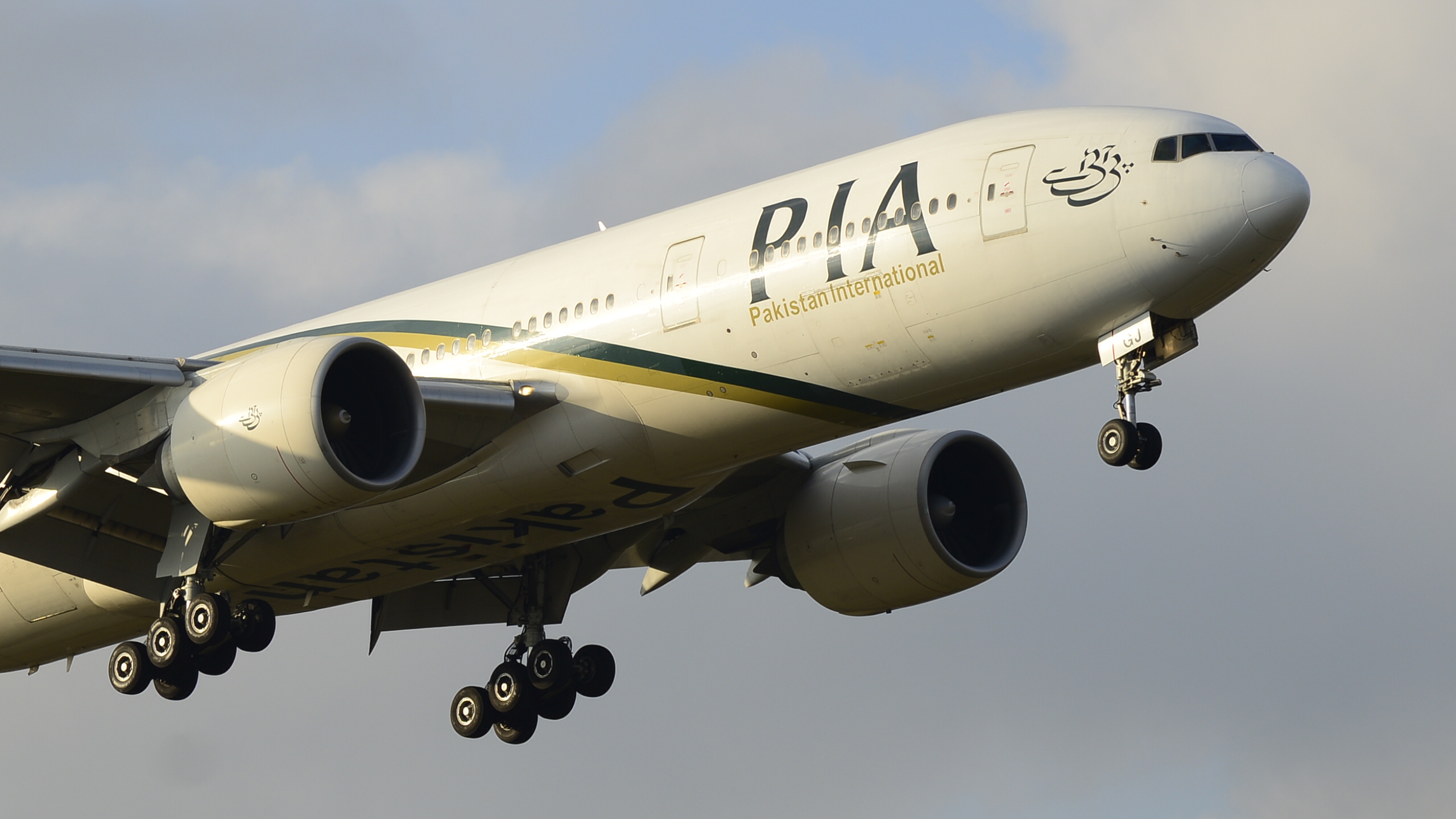 Pakistan International Airlines Boeing 777 landing